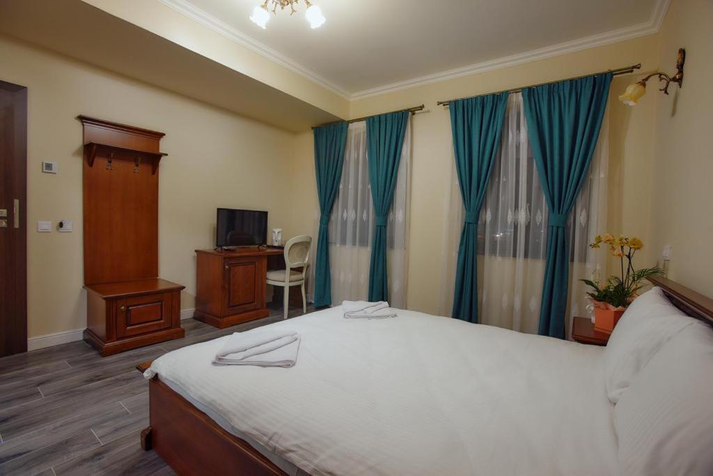 Hotel Imperium Botiz Extérieur photo